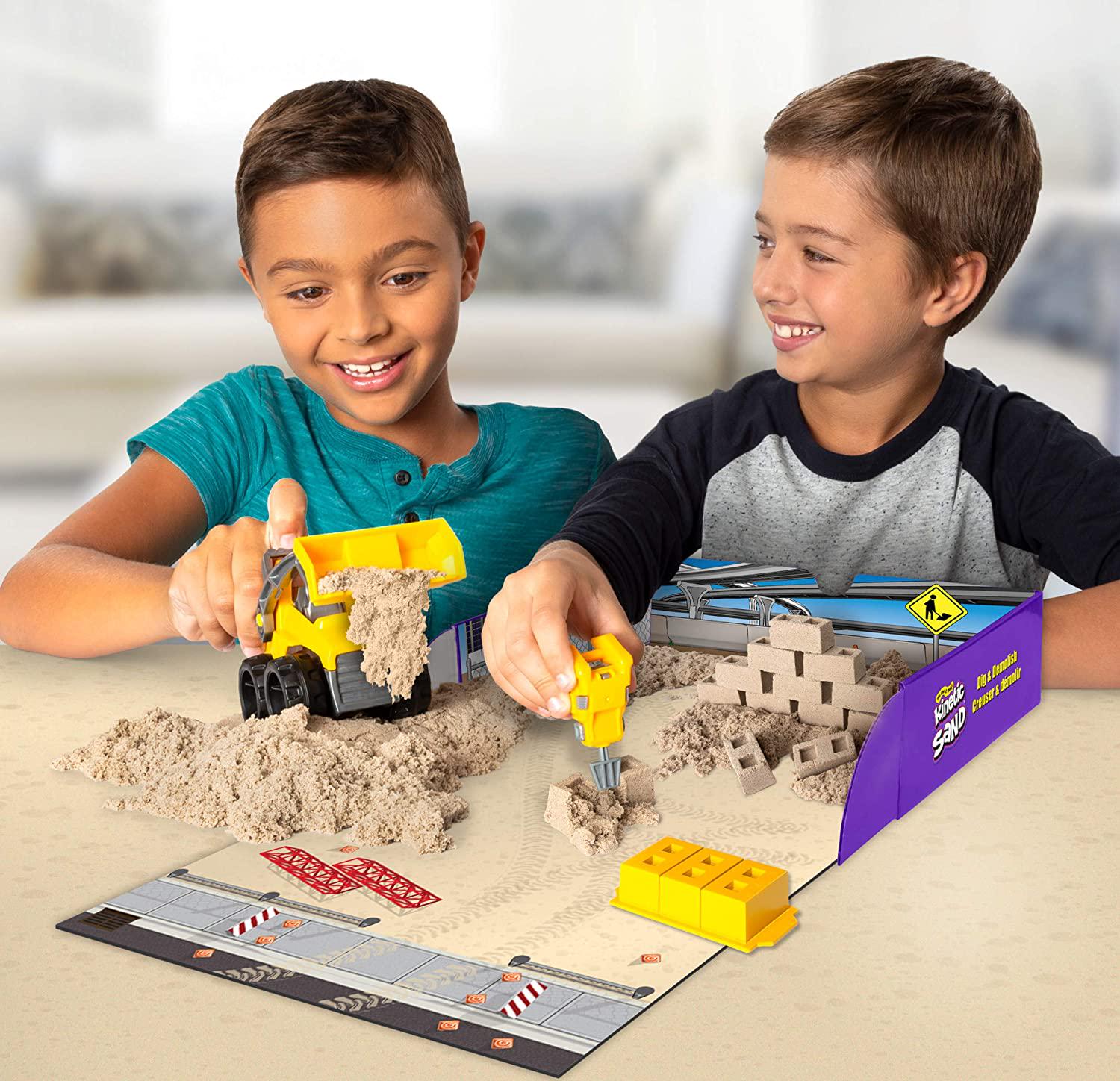 Kinetic Sand, Kinetic Sand, Dig and Demolish Truck Playset with 453 g of Kinetic Sand, for Kids Aged 3 and Up Multicolor